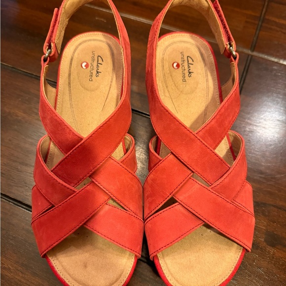 Clarks women’s size 9.5 red wedge platform sandals - Picture 2 of 11